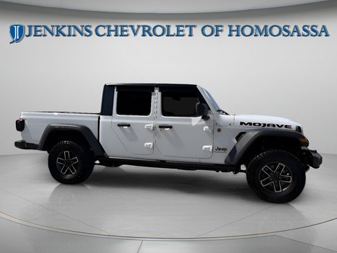 Used 2025 Jeep Gladiator Mojave w/ Convenience Group AWD/4WD image 11