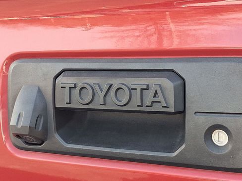 Used 2018 Toyota Tacoma Limited image 30