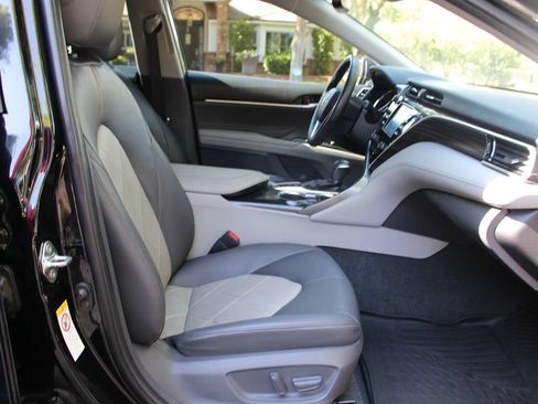 Used 2018 Toyota Camry XLE FWD image 17