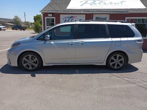 Used 2020 Toyota Sienna SE Premium FWD image 2