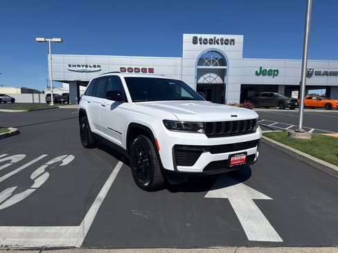 New 2026 Jeep Grand Cherokee Altitude image 2