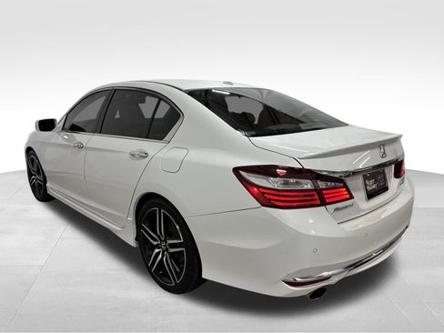 Used 2017 Honda Accord Touring image 8