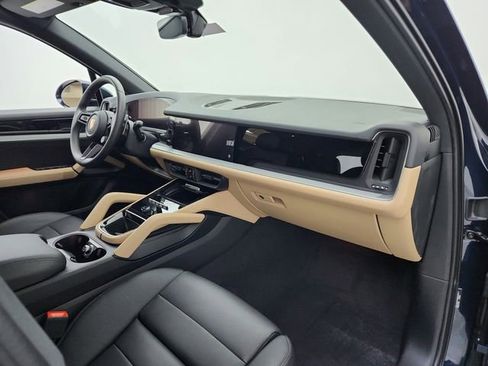 Used 2024 Porsche Cayenne image 32