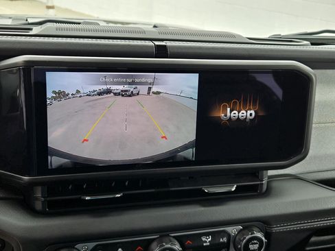 Used 2025 Jeep Wrangler Unlimited Sahara AWD/4WD image 10