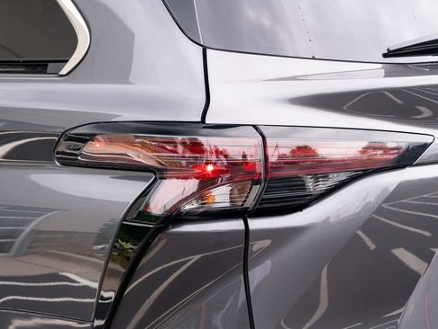 Used 2025 Toyota Sienna XLE FWD image 17