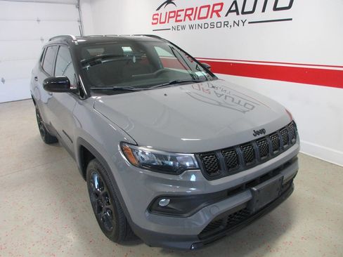 Used 2023 Jeep Compass Latitude w/ Convenience Group AWD/4WD image 16