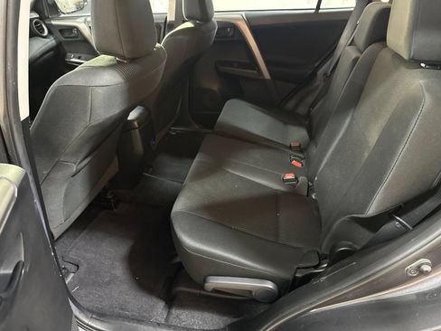 Used 2018 Toyota RAV4 LE FWD image 13