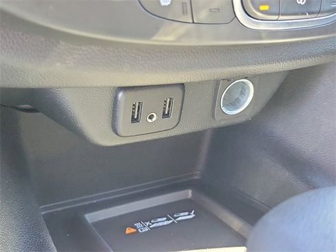 Used 2022 Chevrolet Traverse LT image 28