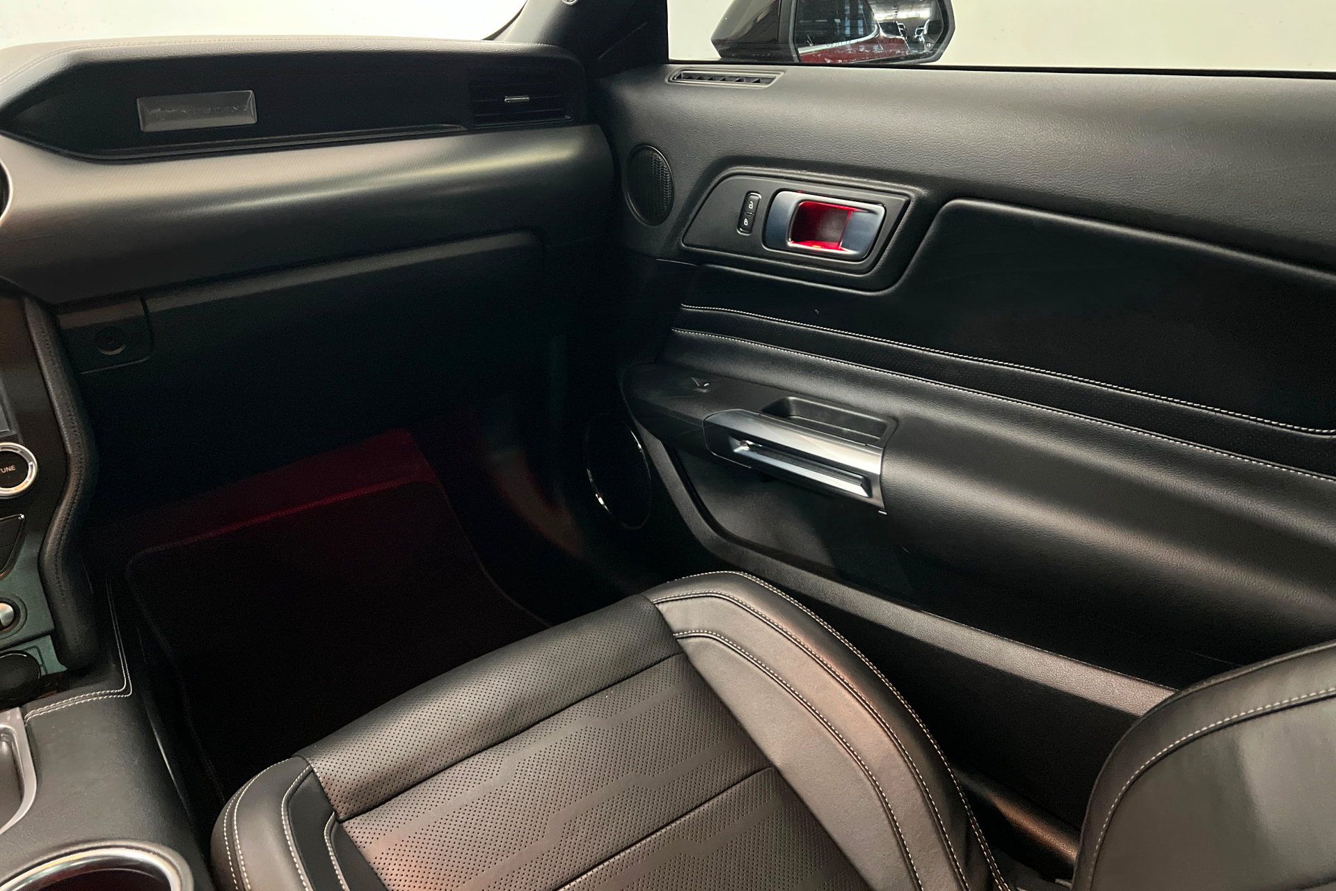 Used 2022 Ford Mustang GT Premium w/ Equipment Group 401A RWD image 10