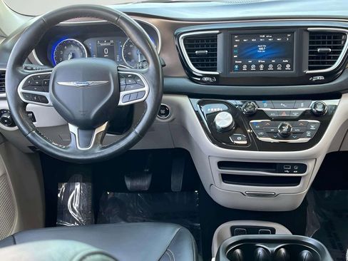 Used 2019 Chrysler Pacifica Touring-L FWD image 9