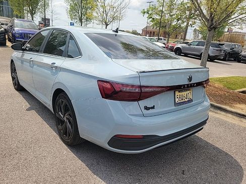 Used 2025 Volkswagen Jetta SE w/ Sunroof Package image 4