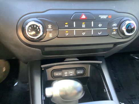 Used 2018 Kia Sorento LX AWD/4WD image 39