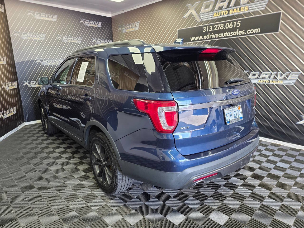 Used 2017 Ford Explorer XLT w/ Equipment Group 202A AWD/4WD image 9