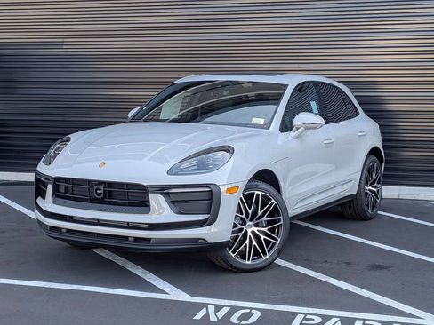 Certified 2025 Porsche Macan AWD/4WD image 1