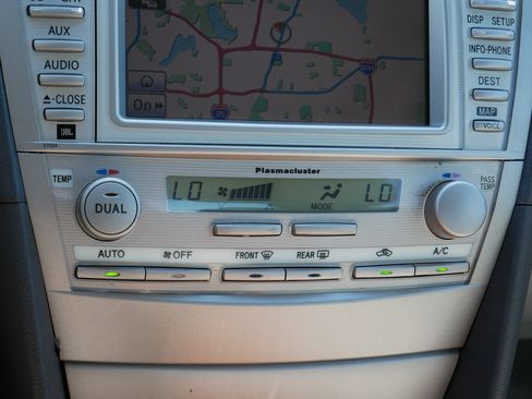 Used 2011 Toyota Camry XLE w/ SE/XLE Extra-Value Pkg image 23