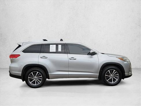 Used 2017 Toyota Highlander XLE AWD/4WD image 4