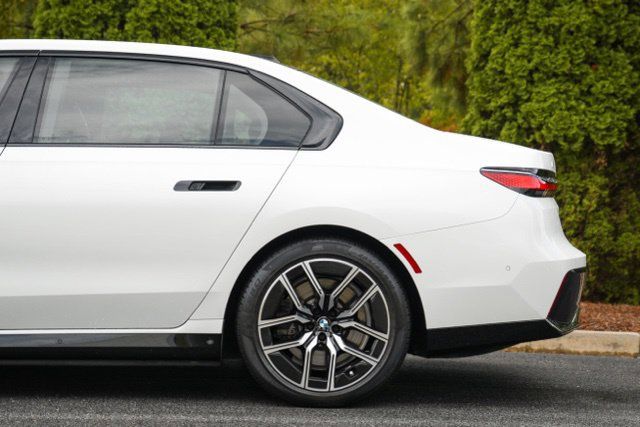 Used 2024 BMW i7 xDrive60 AWD/4WD image 7