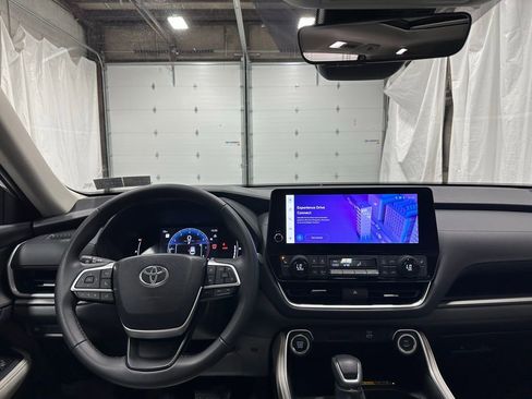 Used 2025 Toyota Grand Highlander AWD image 16