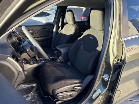 Used 2019 Jeep Cherokee Latitude w/ Popular Appearance Group image 11