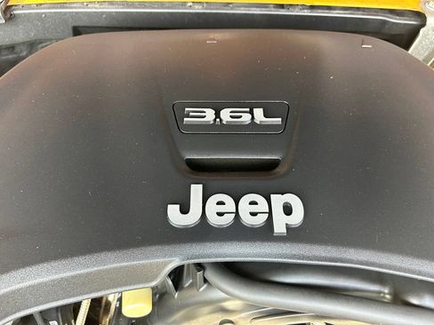 Used 2021 Jeep Gladiator Sport AWD/4WD image 26