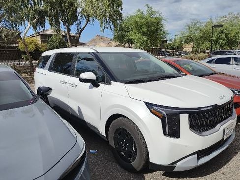 Used 2026 Kia Carnival FWD image 2