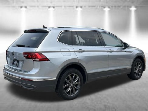 Used 2023 Volkswagen Tiguan SE w/ Panoramic Sunroof Package FWD image 6