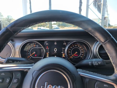 Used 2018 Jeep Wrangler Unlimited Sahara image 21