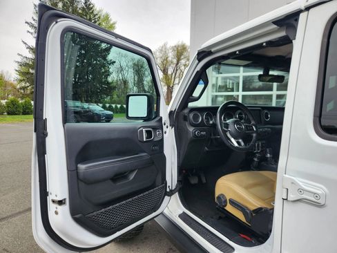 Used 2018 Jeep Wrangler Unlimited Sahara w/ Dual Top Group AWD/4WD image 25