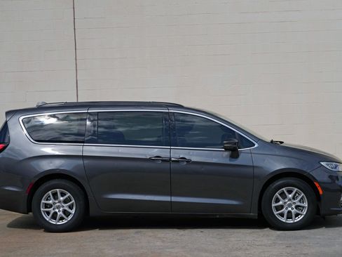 Used 2022 Chrysler Pacifica Touring-L FWD image 49