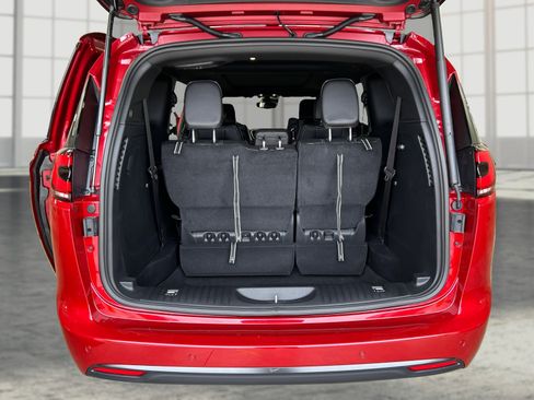 New 2026 Chrysler Pacifica Select AWD/4WD image 12