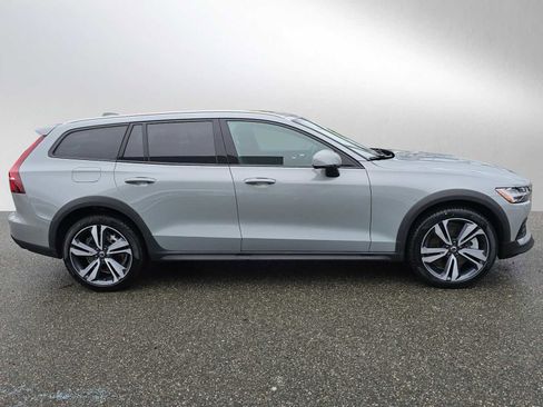 Certified 2025 Volvo V60 B5 Cross Country Plus AWD/4WD image 3
