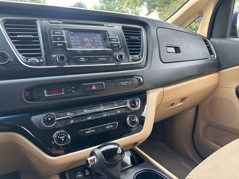Used 2016 Kia Sedona LX w/ Option Group 020 FWD image 15