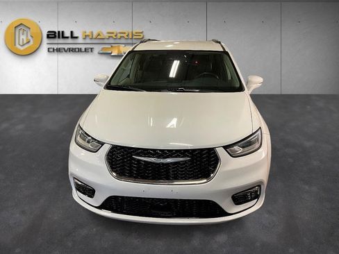 Used 2022 Chrysler Pacifica Touring-L image 8