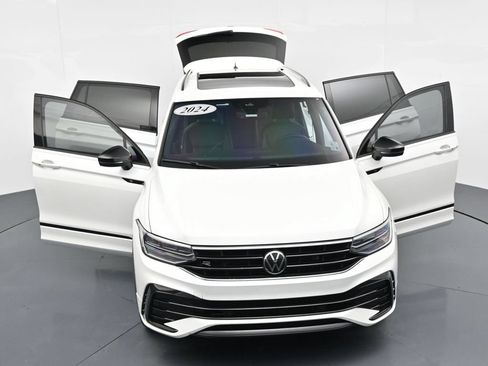 Used 2024 Volkswagen Tiguan SE R-Line w/ MDO Package, Two-Row AWD/4WD image 15