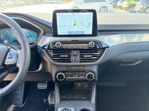 Used 2022 Ford Escape Titanium image 22