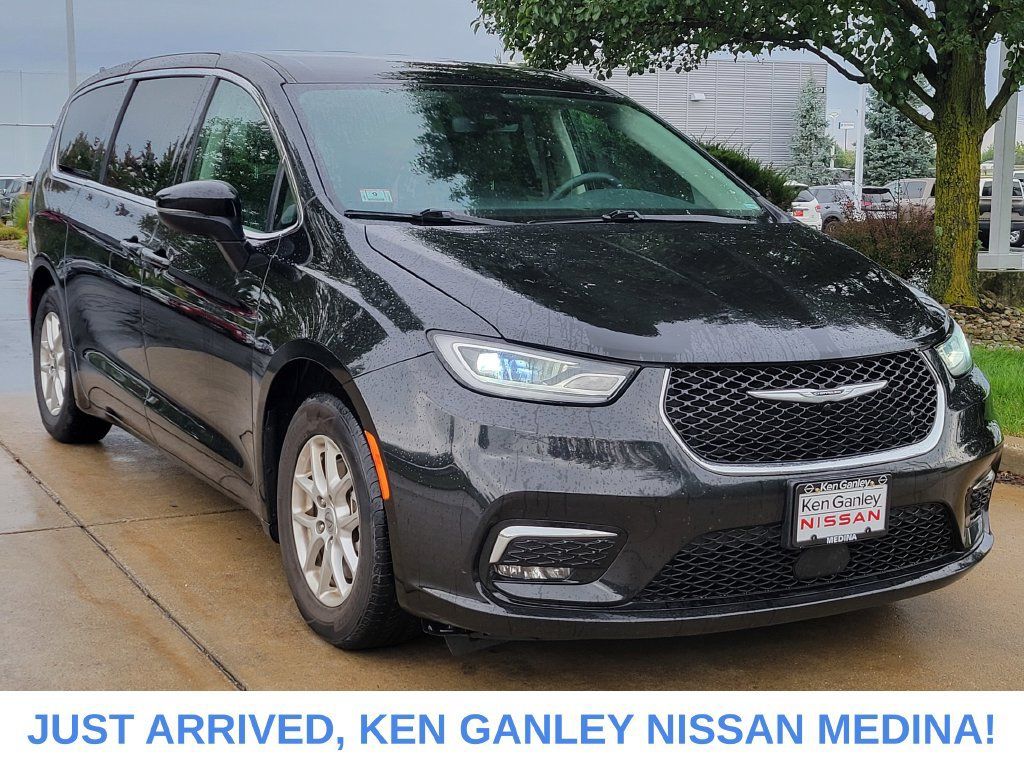 Used 2023 Chrysler Pacifica Touring-L FWD image 1