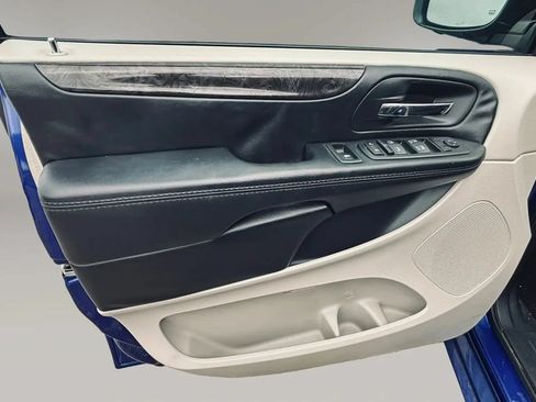 Used 2019 Dodge Grand Caravan SE w/ UConnect Hands-Free Group FWD image 11