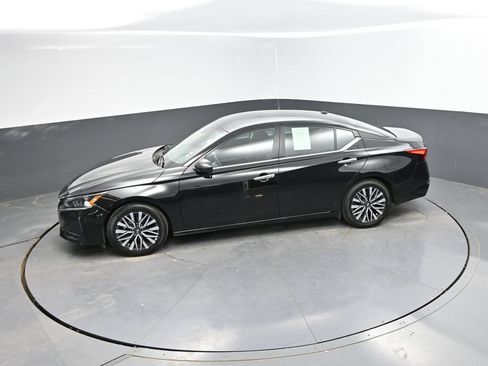 Used 2025 Nissan Altima 2.5 SV FWD image 26