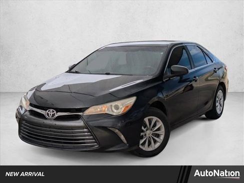 Used 2017 Toyota Camry LE image 1