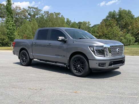 Used 2019 Nissan Titan SV w/ SV Convenience Package RWD image 1