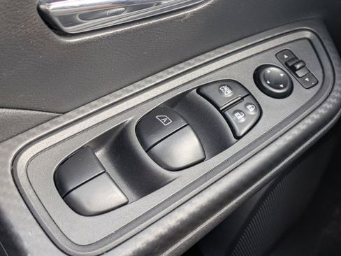 Used 2025 Nissan Versa SV image 25