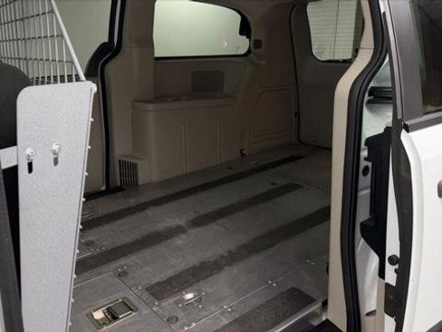 Used 2015 RAM C/V Tradesman FWD image 16