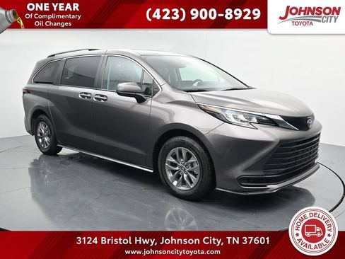 Used 2022 Toyota Sienna LE w/ LE Plus Package FWD image 1