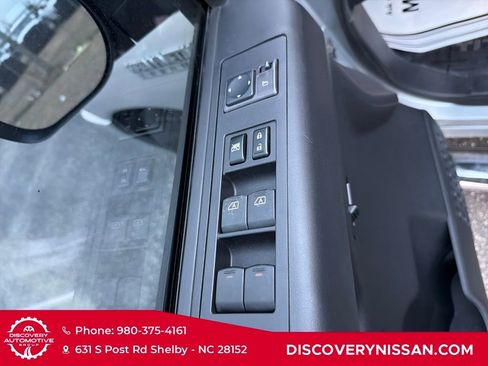 Used 2011 Nissan Titan SV w/ SV Value Truck Pkg image 11