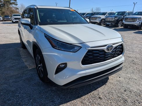 Used 2022 Toyota Highlander XLE image 2