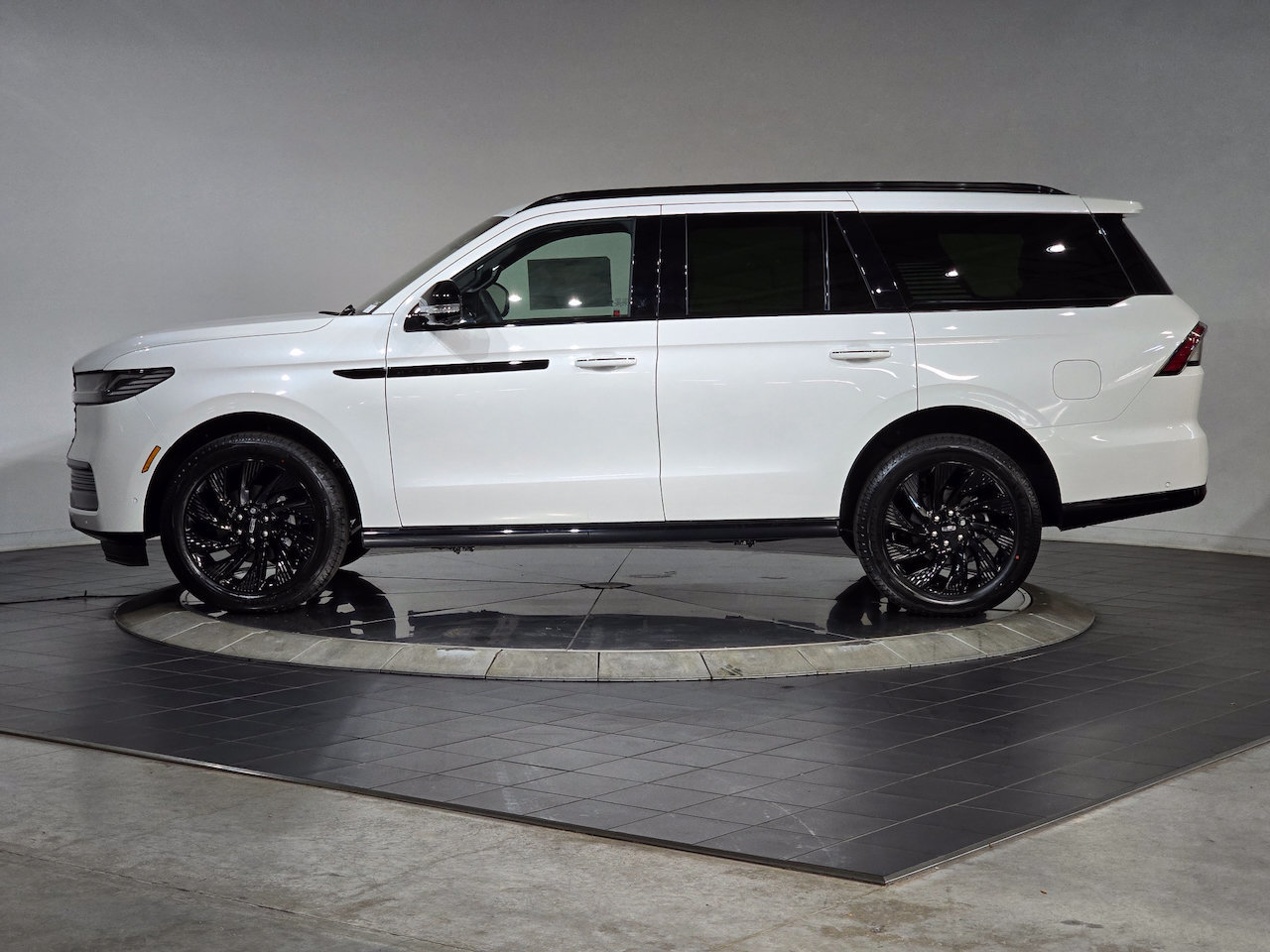 New 2025 Lincoln Navigator Reserve w/ Jet Appearance Package AWD/4WD image 5