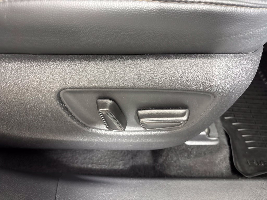Used 2021 Toyota Highlander XSE FWD image 18