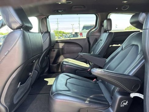 Used 2025 Chrysler Pacifica Select FWD image 11