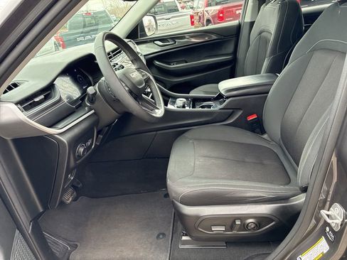 Used 2023 Jeep Grand Cherokee Laredo AWD/4WD image 16