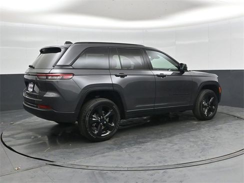 New 2025 Jeep Grand Cherokee Altitude image 3